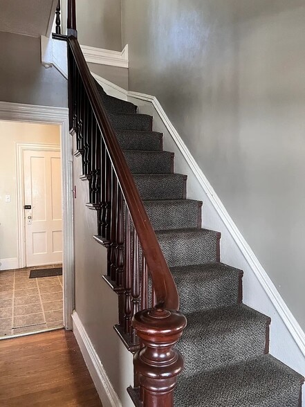 Stairs to 2nd floor and bedrooms - 5A Evergreen Ave