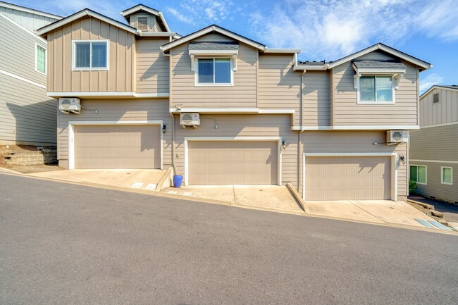 Building Photo - Beautifully Crafted Townhome with Two Mast...