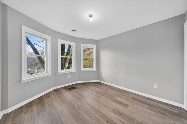 Building Photo - 4 Lark St