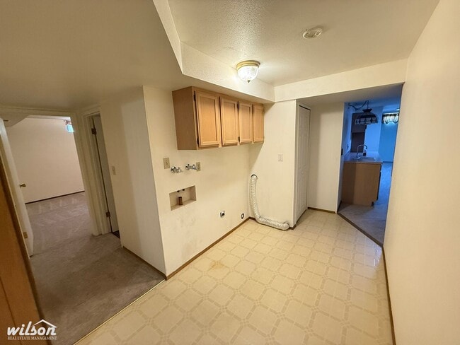 Building Photo - Spacious 4-Bedroom Yakima Home with Hot Tu...