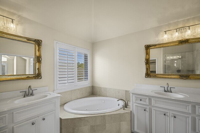 Building Photo - 3307 W Lamar St