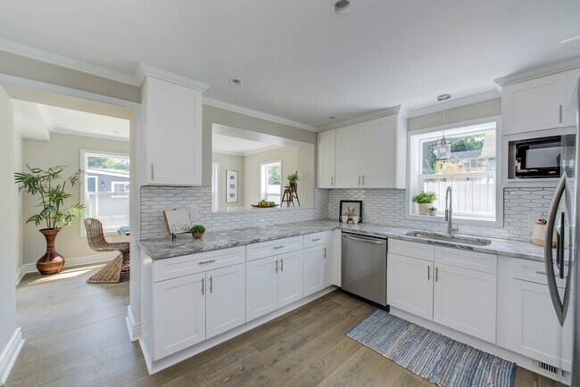 Building Photo - 701 Lincoln St