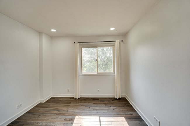 Building Photo - 1633 Hilton Head Dr
