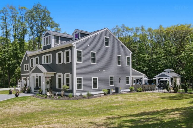 Building Photo - 2171 Lakeshore Dr