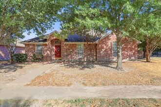 Building Photo - 100 Oak Hollow Ln