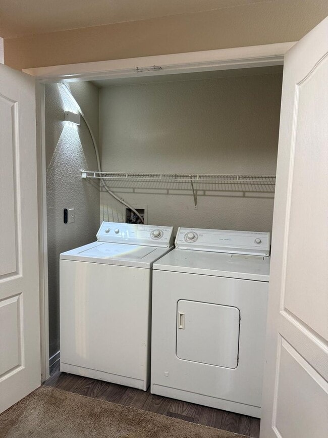 Building Photo - Two Bedroom  - Two Bathroom with attached Garage Ready For Move In