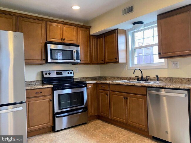 Building Photo - 204 Brecknock Terrace E