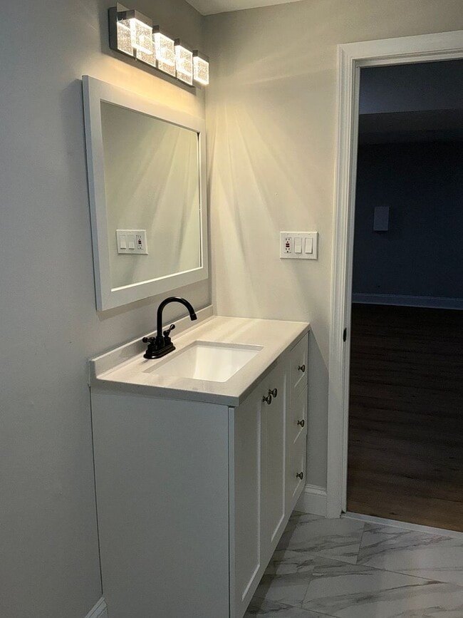 Building Photo - Fully updated 4BR 3BA single family rambler in Twinbrook Forest