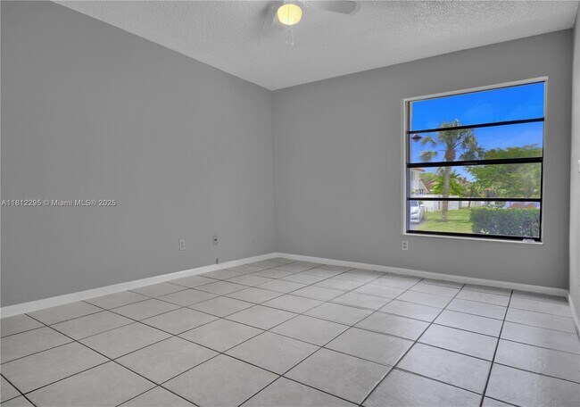 Building Photo - 11054 SW 136th Ct
