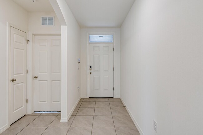 Building Photo - 2214 Capital Dr