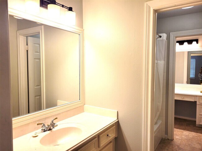 Building Photo - 2214 Old S Dr