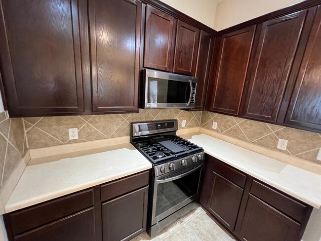 Building Photo - 922 Fulbourne Dr