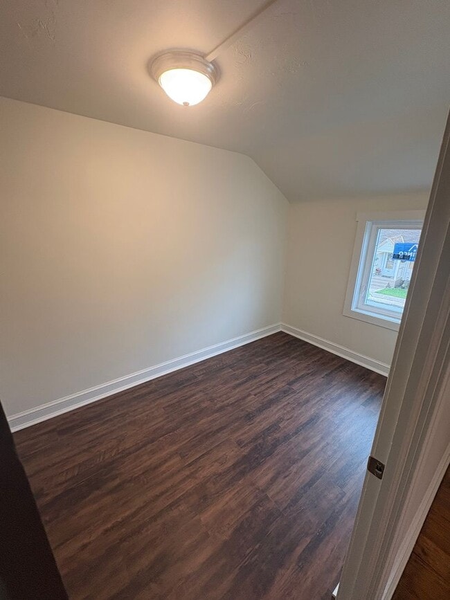 Building Photo - Available Now 2-story. 2 BR w/ Bonus Room