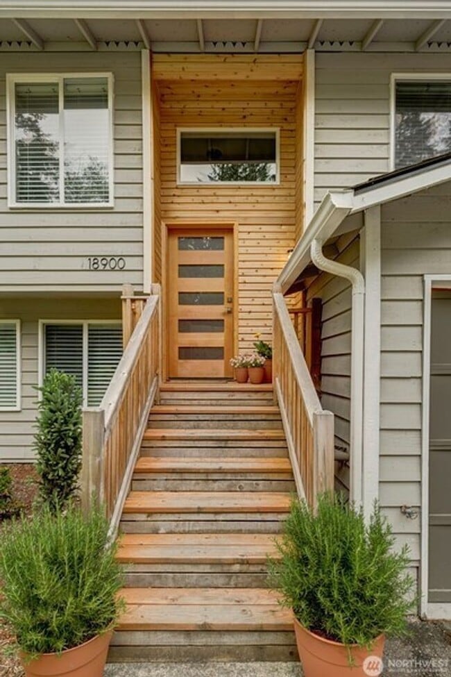 Building Photo - Stunning 4BR/2.5BA Home in Lake Forest Park ?