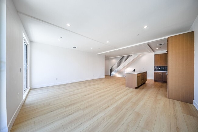 Building Photo - 1259 S Longwood Ave