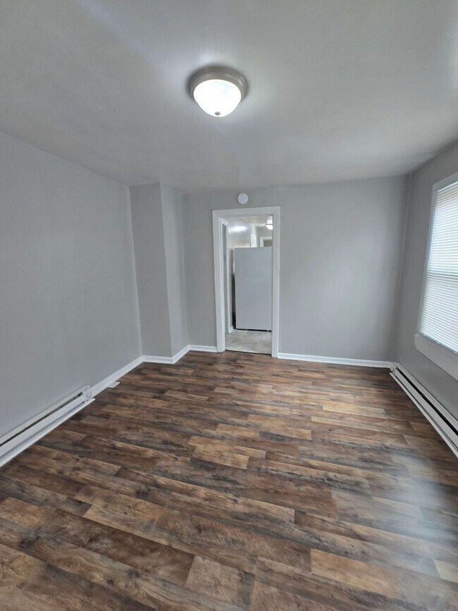 Building Photo - One Bedroom Duplex Home Near 10th and Concord Street!