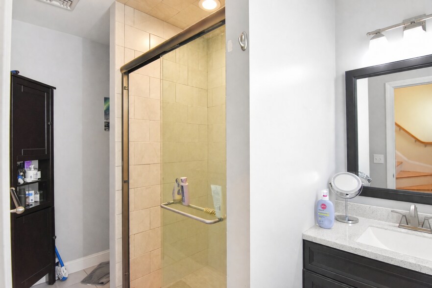 Building Photo - 84 Litchfield St