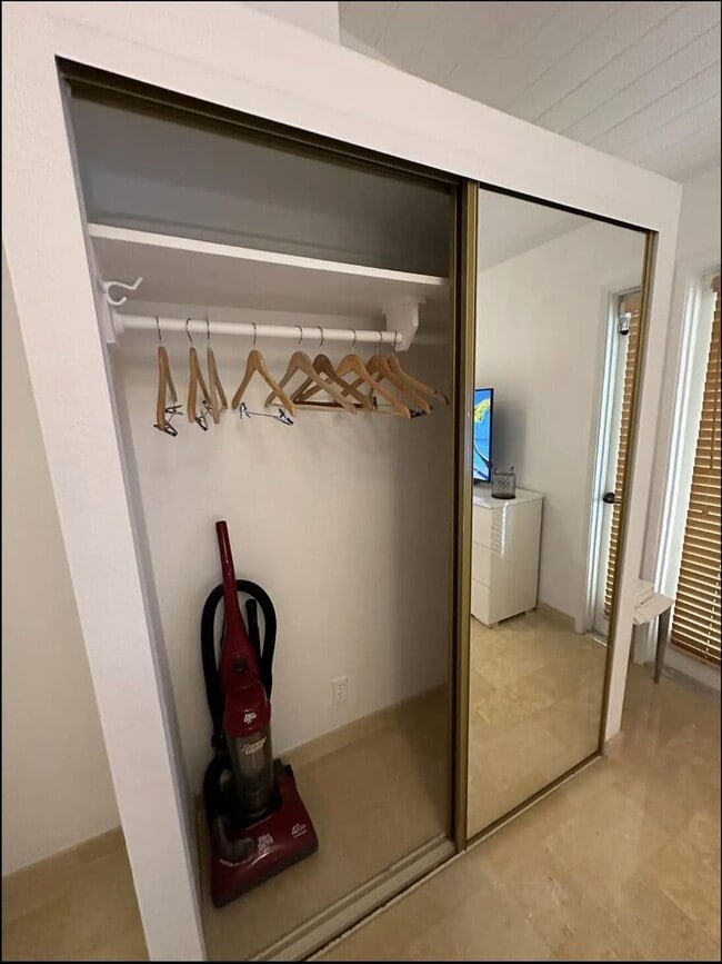 Building Photo - 2524 Gulfstream Ln