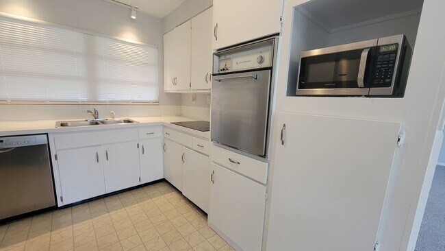 Building Photo - Beach Bungalow on Venice Island ~ Coming J...
