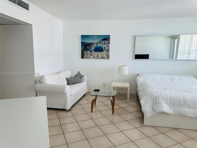 Building Photo - 100 Lincoln Rd