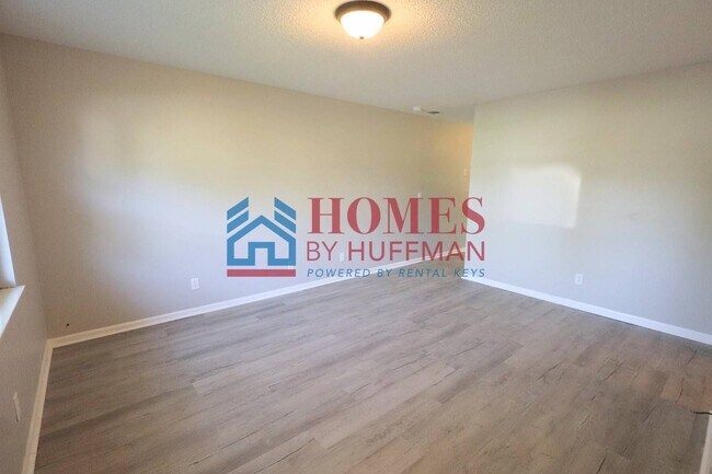 Building Photo - Three Bedroom House | Remodeled & Move in Ready | Deposit Special