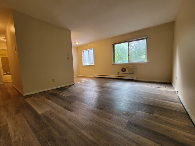 Building Photo - 2069 N Cambridge Ave