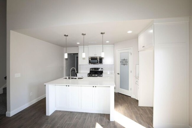 Building Photo - 7629 Woodford Ave