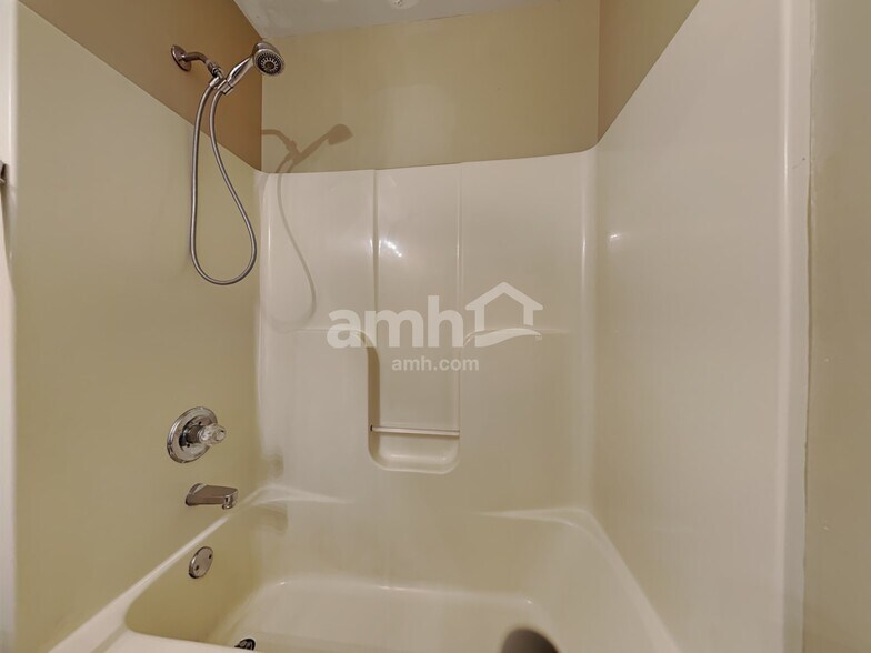 Building Photo - 15 Whispering Woods Ln