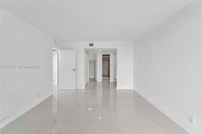 Building Photo - 100 Bayview Dr