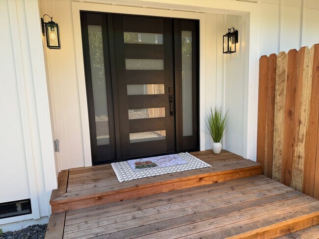 Building Photo - Beautifully Renovated, Pet Friendly Novato...