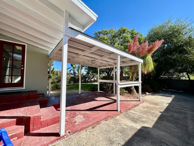 Building Photo - 2 Bed 1 Bath House with Large Yard in Cent...