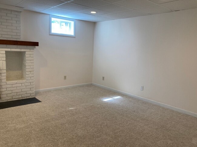 Building Photo - Spacious 4 Bedroom on Upriver Drive