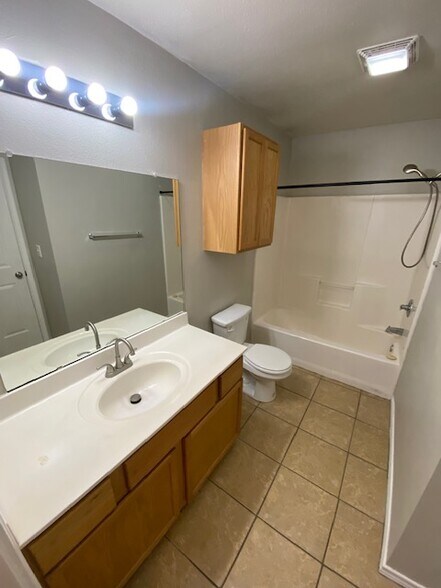 Building Photo - 535 N Brentwood Ave