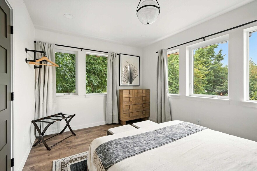 Building Photo - 925 NE 23rd Ave