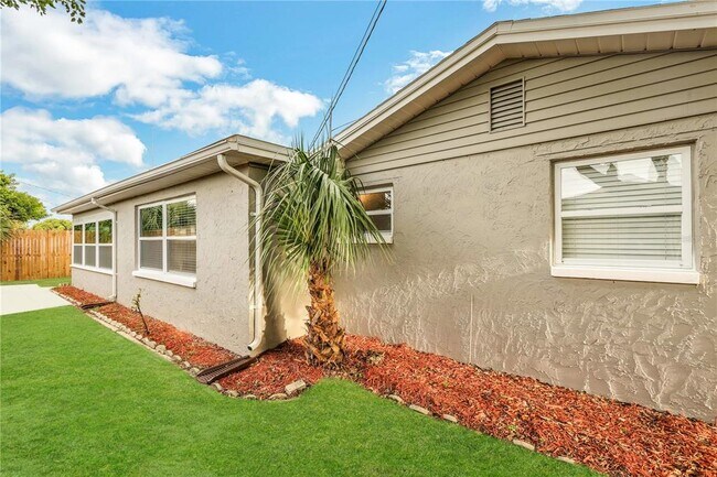 Building Photo - 1415 Classic Dr