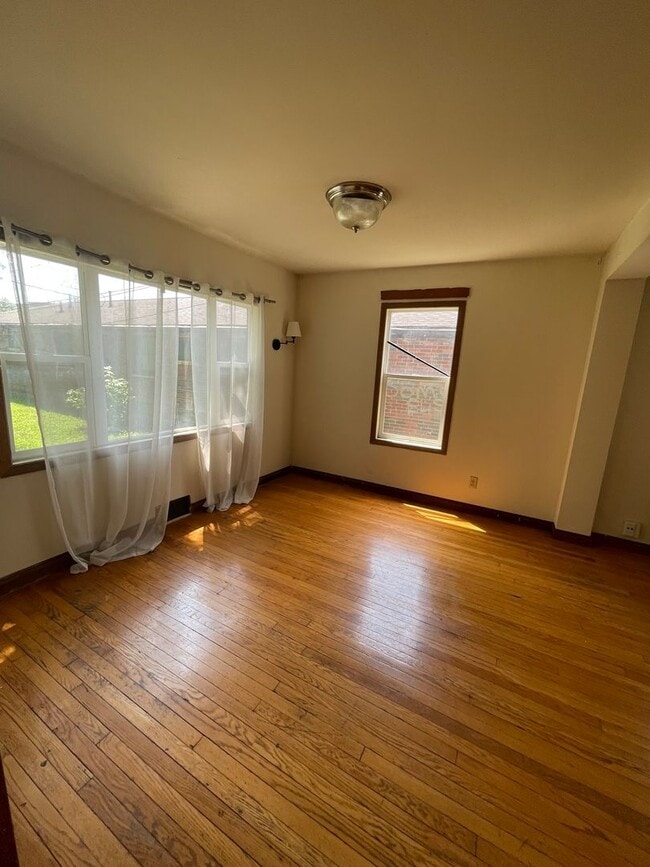 Building Photo - 4 bedroom 1 1/2 bath single family house with yard.