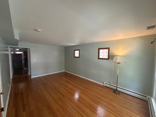 Building Photo - 2023 W Balmoral Ave