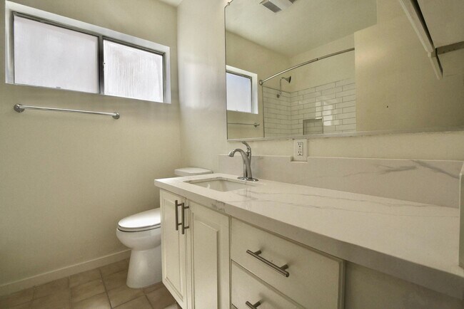 Building Photo - 14706 Dickens St