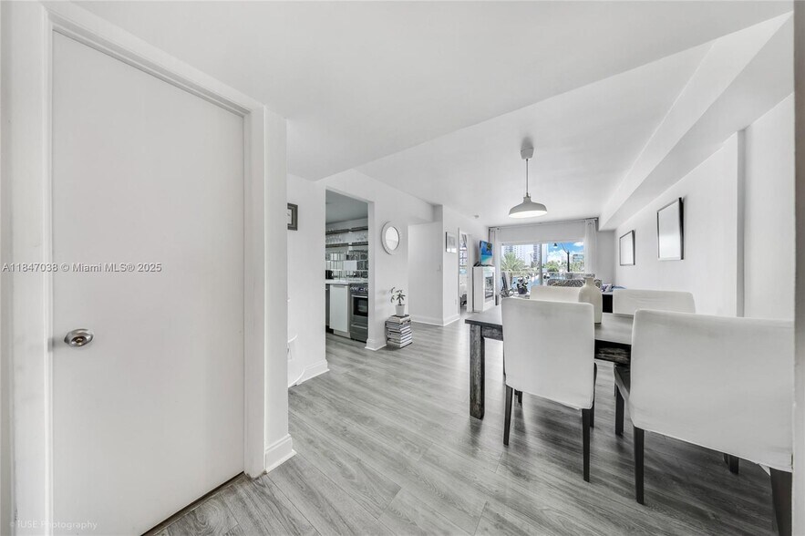 Building Photo - 2600 Collins Ave