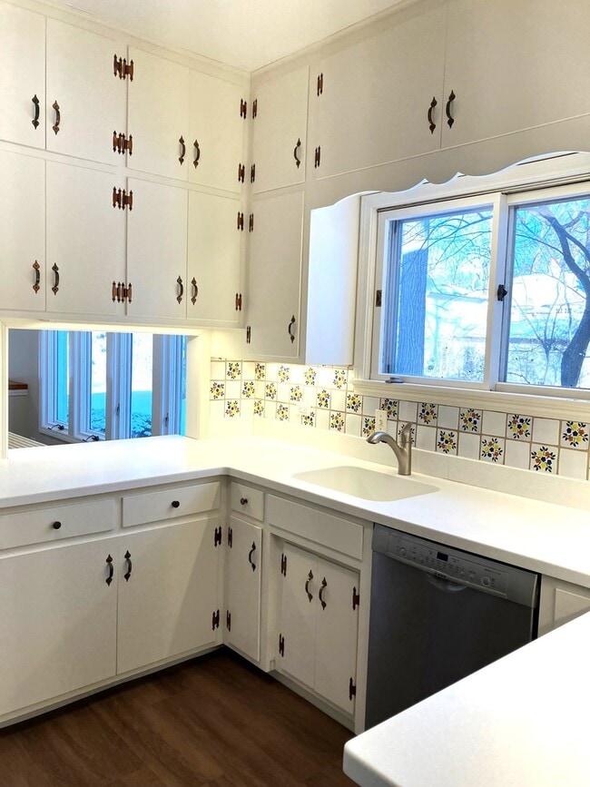 Building Photo - 544 Ravine Ave