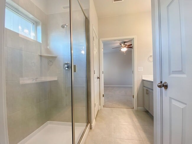 Building Photo - Beautiful and Spacious 4/BR 3.5/BA Modern ...