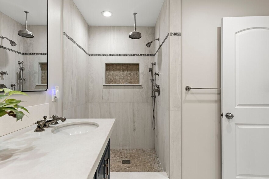 Building Photo - 1096 Canyon View Dr