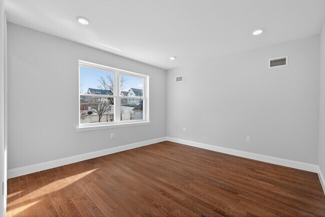 Building Photo - 40 E 5th St