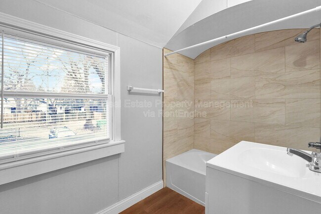 Building Photo - 973 Kelton Ave