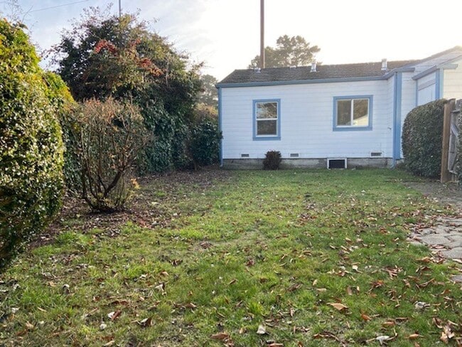 Building Photo - Nice updates in this 2 / 1 house with 2 ca...
