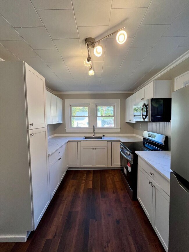 Building Photo - Two bedroom, 1 bath house in Burlington