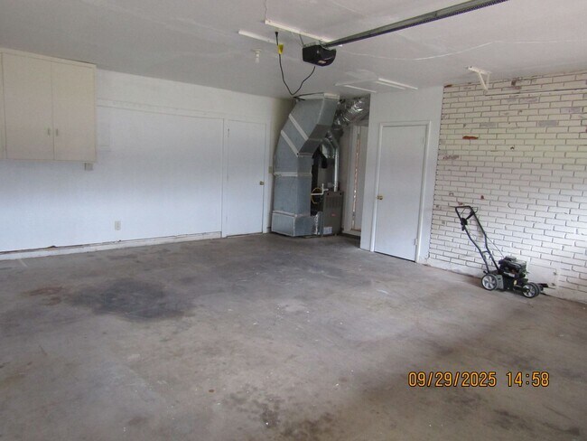 Building Photo - Very nice spacious home! No Carpet! Pet Fr...