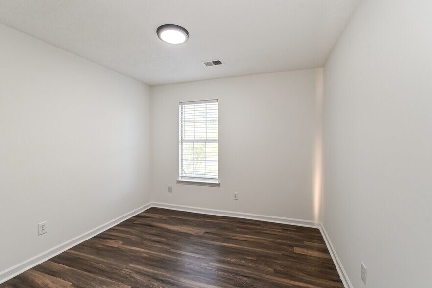Building Photo - 7159 Creekside Dr