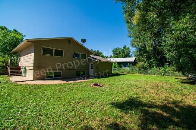 Building Photo - 1916 Larkspur Dr