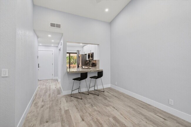 Building Photo - 3939 NE 5th Ave